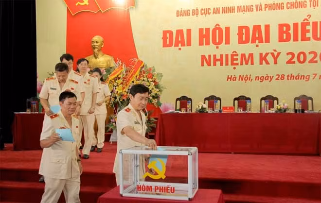 Các đại biểu bỏ phiếu, bầu Ban chấp hành Đại hội Đảng bộ Cục nhiệm kỳ 2020-2025.