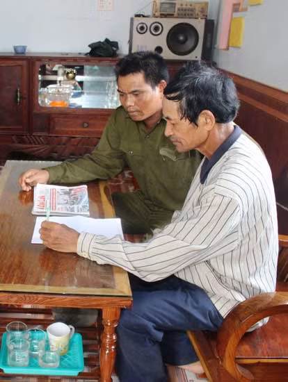 Lực lượng an ninh Công an Đắk Lắk bám địa bàn, tuyên truyền pháp luật đến người dân (Ảnh tư liệu).