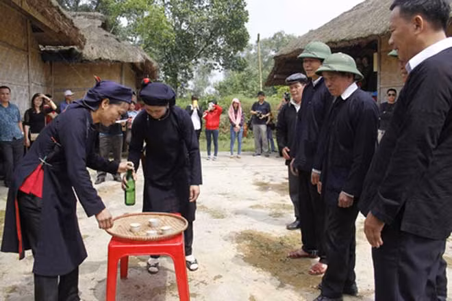 Tục mời rượu và hát trong đám cưới của người Sán Chí.