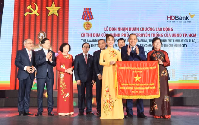 Đồng chí Trương Hoà Bình, Phó Thủ tướng thường trực Chính phủ nước trao Cờ thi đua của Chính phủ cho Ban Lãnh đạo HDBank.