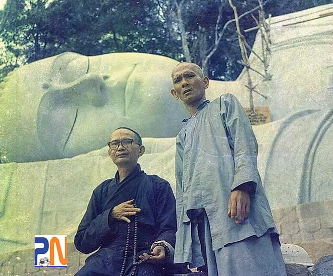 Hòa thượng Thích Vĩnh Thọ (bên phải) và điêu khắc sư Trương Đình Ý cầu nguyện bên tượng Phật vào năm 1966 khi sắp hoàn thành.