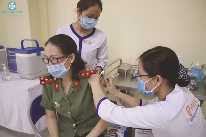 CBCS các đơn vị trực thuộc Bộ Công an đóng quân trên địa bàn TP Đà Nẵng tham gia tiêm vaccine COVID-19.