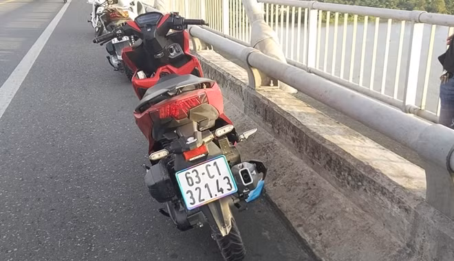 Phương tiện để lại trên cầu.