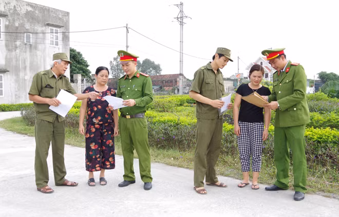 Lực lượng Công an tỉnh Hà Nam xuống địa bàn thu thập thông tin về dân cư.