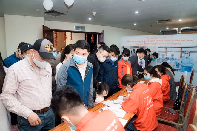 Các đoàn viên, thanh niên và CBCNV tham gia hiến máu, Viện Huyết học – Truyền máu Trung ương thực hiện đầy đủ các biện pháp phòng dịch của Bộ Y Tế.