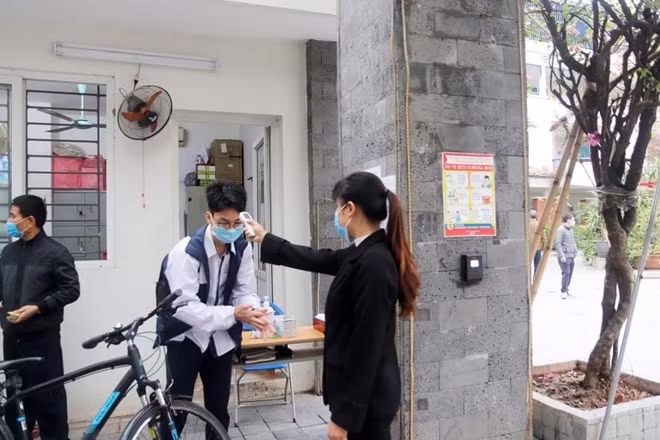 Học sinh được đo thân nhiệt, rửa tay sát khuẩn trước khi vào trường