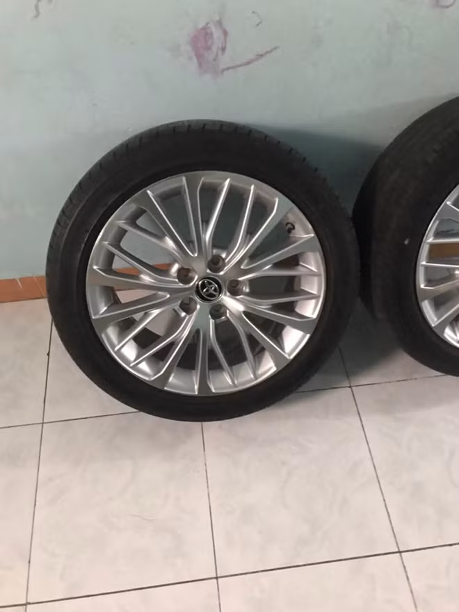 2 chiếc bánh xe ô tô bị trộm cắp.