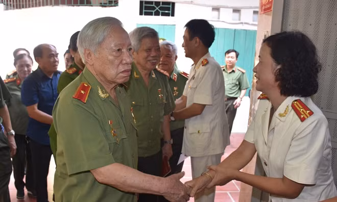 Ban Liên lạc thăm thân nhân cố Đại tá Nguyễn Đình Nguyên.