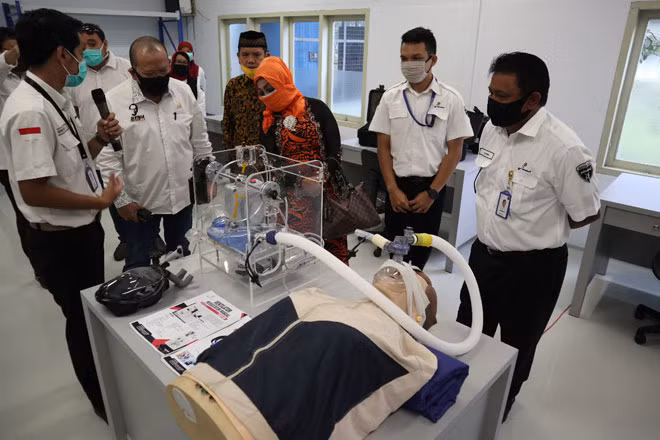 Ban lãnh đạo tập đoàn vũ khí Pindad (Indonesia) bên chiếc máy trợ thở do công ty tự chế tạo.