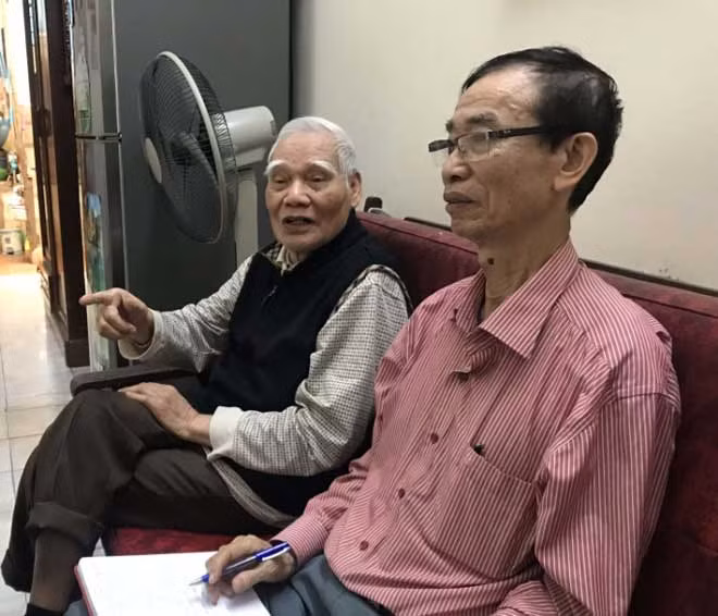 Đại tá Lê Hòa (trái) và tác giả.