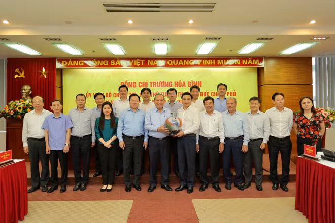Lãnh đạo Petrovietnam tăng quà lưu niệm Phó Thủ tướng Thường trực Chính phủ Trương Hòa Bình cùng đại diện lãnh đạo các bộ, ngành.
