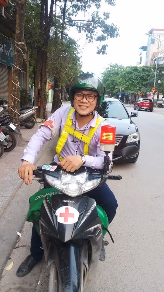 Đã 4 năm nay Phạm Quốc Việt rong ruổi trên đường để cứu giúp người bị nạn.