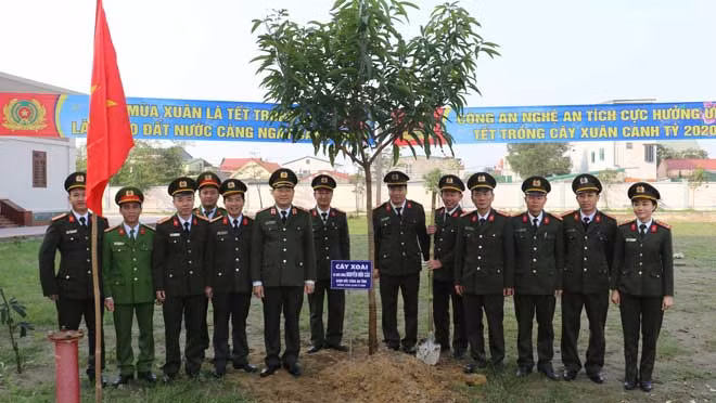 Lãnh đạo Công an tỉnh cùng cán bộ, chiến sỹ tham gia lễ ra quân trồng cây Xuân Canh Tý 2020. (Ảnh: Đức Vũ)