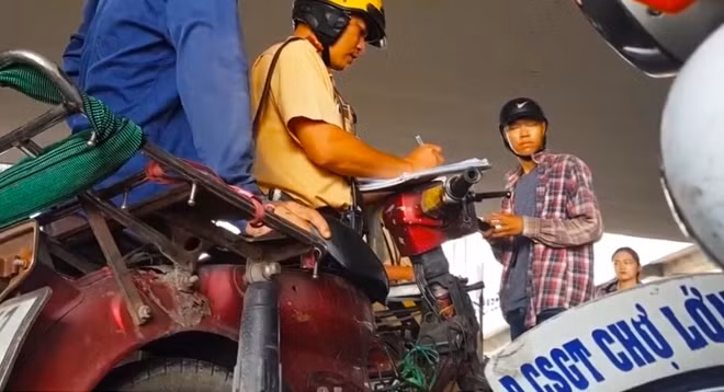 Cảnh sát giao thông mở cao điểm xử lý xe “cà tàng” để tránh tai nạn giao thông và ô nhiễm môi trường.
