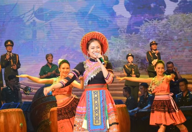 Ca sĩ Hoàng Hồng Ngọc thể hiện ca khúc về người lính.
