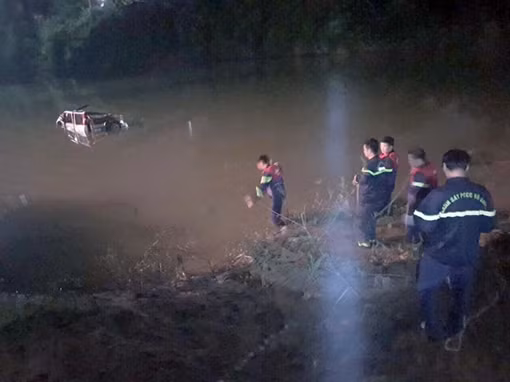 Ô tô lùa 6 xe máy rồi tông vào nhà dân, 3 người trọng thương ảnh 7