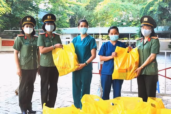 Đại diện Hội Phụ nữ Công an TP Đà Nẵng tặng quà lực lượng y tế ở tuyến đầu chống dịch COVID-19.