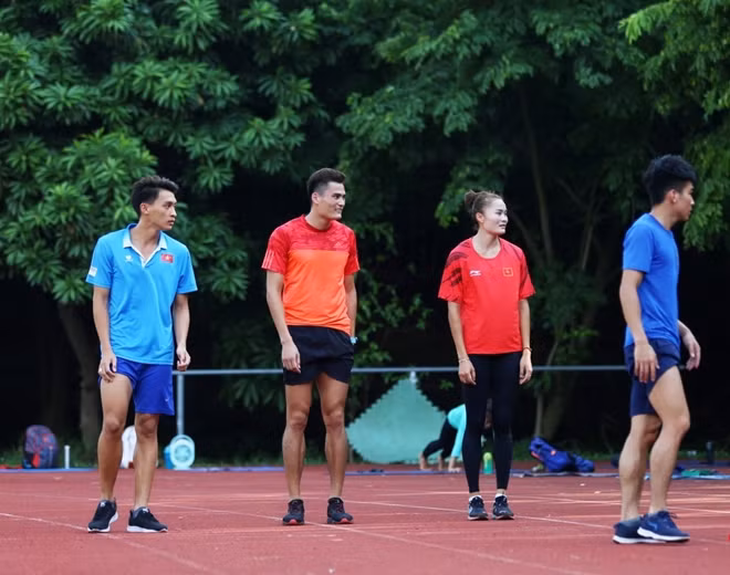 Đội tuyển điền kinh quốc gia tập luyện với phương châm “an toàn là trên hết”.