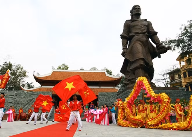 Lễ hội tưởng niệm anh hùng Nguyễn Huệ (5 tháng Giêng).