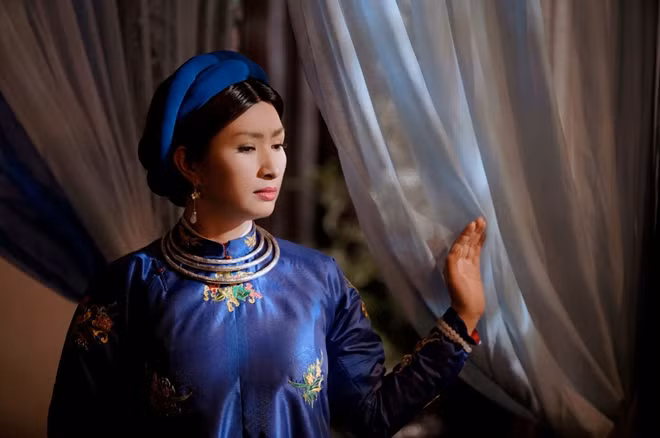 Nguyễn Hồng Nhung hóa thành cung phi trong phim ngắn ca nhạc "Ngô đồng".