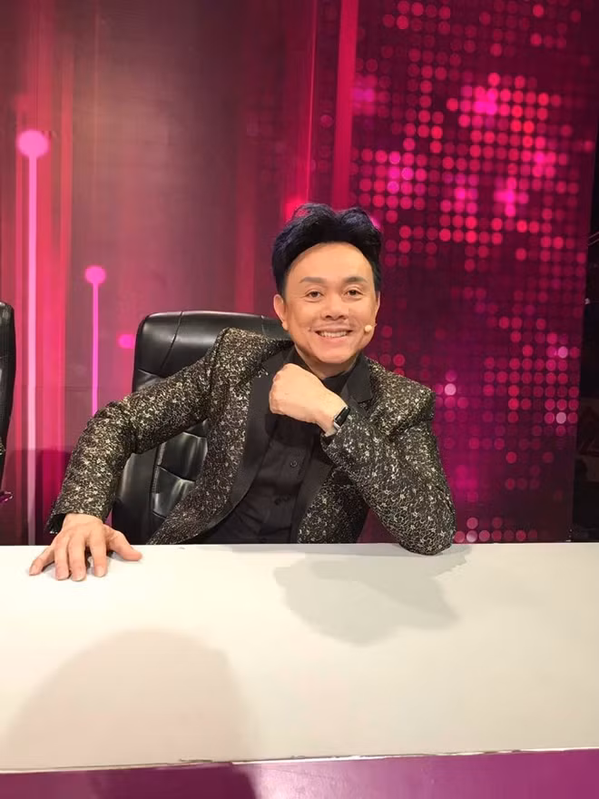 Danh hài Chí Tài tham gia game show truyền hình.