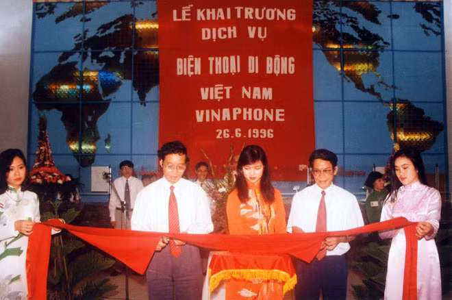Tổng cục trưởng Tổng cục Bưu điện Mai Liêm Trực và Phó chủ tịch HĐND Thành phố Hà Nội Bằng Việt cắt băng khai trương dịch vụ Di động Việt Nam VinaPhone (26/6/1996).
