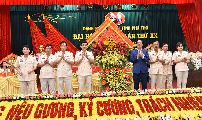 Đồng chí Bí thư Tỉnh ủy Bùi Minh Châu tặng hoa chúc mừng Đại hội.