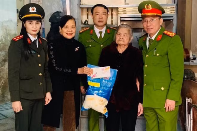 Tặng quà cho hộ nghèo tại phường Trung Đô, TP Vinh.