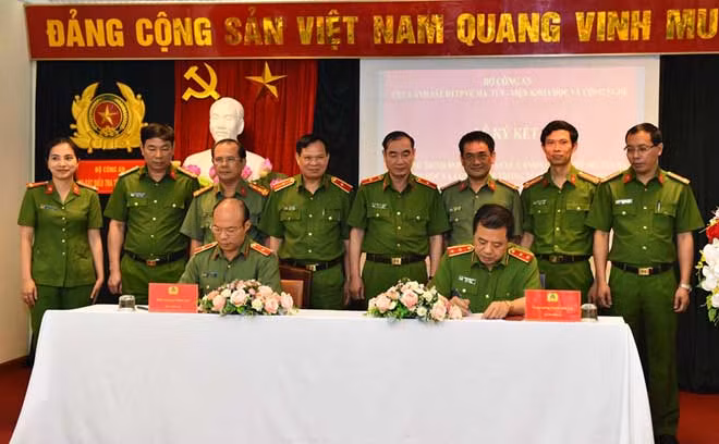 Trung tướng Phạm Văn Các và Thiếu tướng Lê Minh Quý, Viện trưởng Viện Khoa học và công nghệ ký quy chế phối hợp giữa hai đơn vị. Trung tướng Phạm Văn Các và Thiếu tướng Lê Minh Quý, Viện trưởng Viện Khoa học và công nghệ ký quy chế phối hợp giữa hai đơn vị.