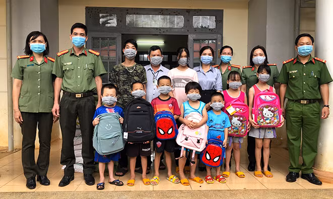 Công an huyện Đắk Mil tặng trao tặng gạo cho Trung tâm Bảo trợ xã hội tỉnh.