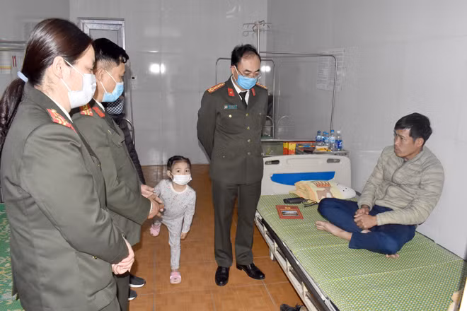 Đại tá Trần Hồng Phú thăm hỏi Thiếu tá Bùi Xuân Thủy.