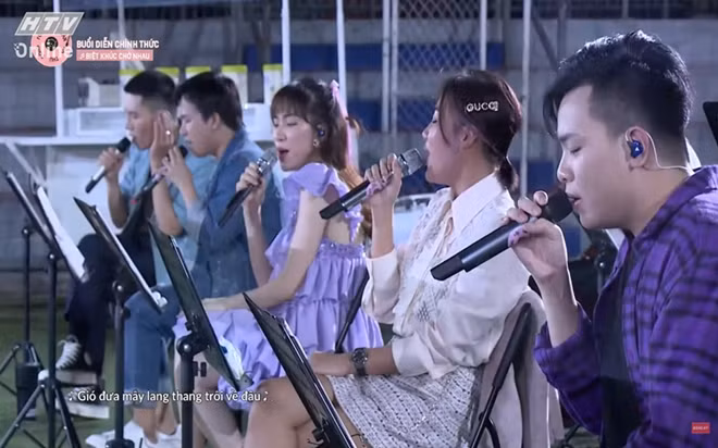 Các ca sĩ trình bày ca khúc “Biệt khúc chờ nhau” trong chương trình “Xuân Hạ Thu Đông, rồi lại Xuân”.
