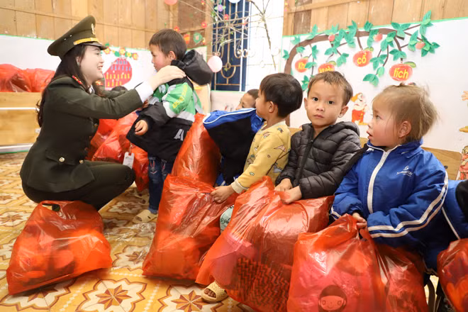 Đoàn thanh niên Công an tỉnh Yên Bái tặng quà cho các em học sinh tại điểm trường mầm non thôn Tống Trong.