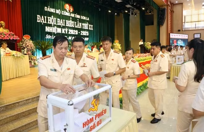 Các đại biểu bỏ phiếu bầu Ban Chấp hành Đảng bộ Công an tỉnh khóa XX.