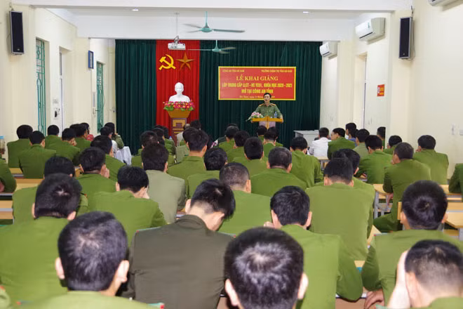 Khai giảng lớp Trung cấp lý luận chính trị khóa học 2020 – 2021 cho lực lượng Công an cơ sở.