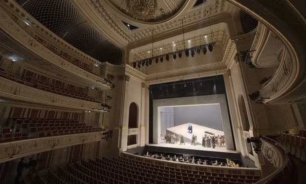 Một vở kịch Opera được biểu diễn trong nhà hát trống không tại Berlin, Đức.