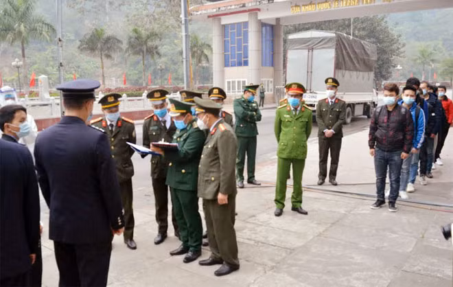 Lực lượng chức năng thực hiện thủ tục trao trả công dân Trung Quốc.