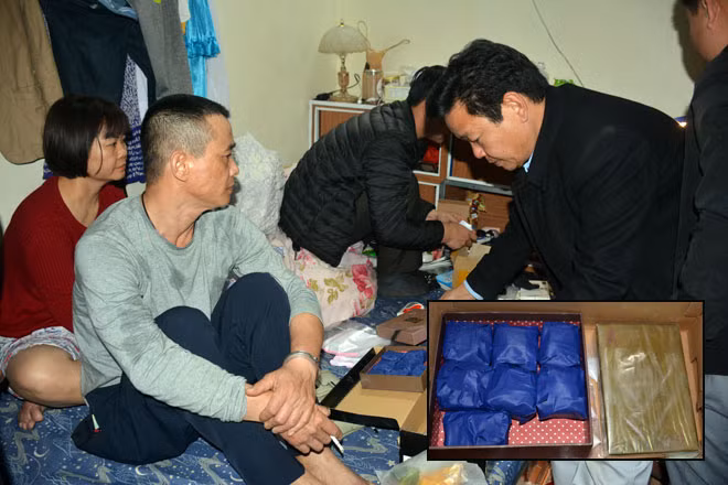 Lực lượng Công an bắt và khám xét khẩn cấp đối tượng trong chuyên án.
