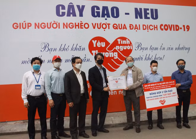 Tiến sỹ Bùi Sĩ Lợi và các thành viên Ban chủ nhiệm đề tài cấp Nhà nước đã ủng hộ 3 tấn gạo để cùng nhà trường cấp phát miễn phí cho người nghèo. Tiến sỹ Bùi Sĩ Lợi và các thành viên Ban chủ nhiệm đề tài cấp Nhà nước đã ủng hộ 3 tấn gạo để cùng nhà trường cấp phát miễn phí cho người nghèo.