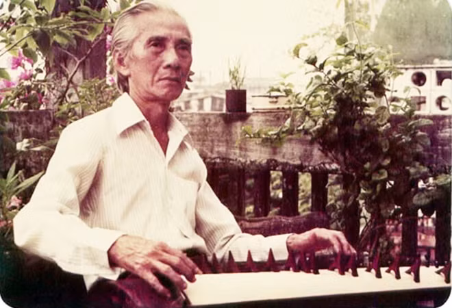 NSND Viễn Châu với cây đàn tranh huyền ảo.