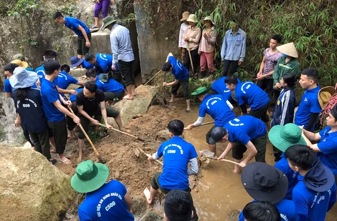 Các học viên cùng các lực lượng và người dân trên địa bàn khơi thông sông suối, phát quang đường giao thông, dọn dẹp nhà cửa, trường học, các công trình công cộng.