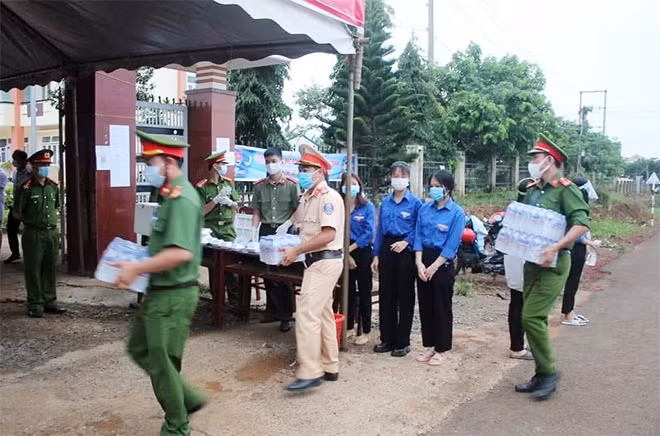 Tuổi trẻ Công an huyện Đắk Glong tích cực hỗ trợ thí sinh trong mùa thi. Tuổi trẻ Công an huyện Đắk Glong tích cực hỗ trợ thí sinh trong mùa thi.
