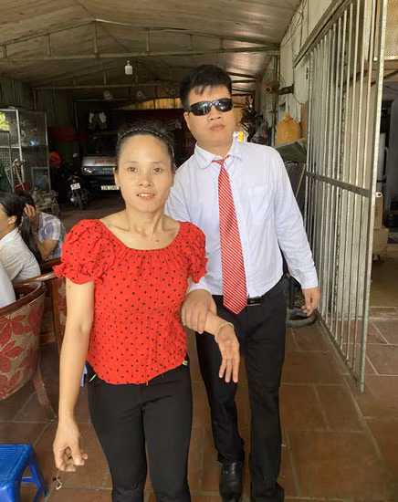 Ở trong đoàn nghệ thuật, mỗi khi anh Mạnh đi lại đều vịn vào tay vợ.