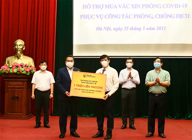 Đại diện Tập đoàn T&T Group đã trao tặng 1 triệu liều vaccine cho đại diện lãnh đạo Bộ Y tế.