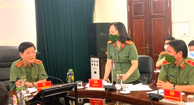 Đại tá Phạm Thị Lan Anh, Cục trưởng Cục Y tế báo cáo kế hoạch triển khai tiêm vaccine sắp tới.