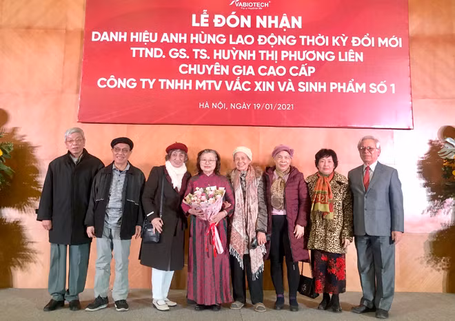 Rất đông bạn bè, đồng nghiệp, người thân đã đến chúc mừng Giáo sư Huỳnh Thị Phương Liên.
