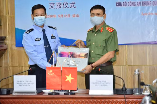 Trung tướng Trương Văn Thông, Cục trưởng Cục Đối ngoại - Bộ Công an tặng quà lưu niệm cho các thành viên trong Đoàn đại biểu Bộ Công an Trung Quốc. Trung tướng Trương Văn Thông, Cục trưởng Cục Đối ngoại - Bộ Công an tặng quà lưu niệm cho các thành viên trong Đoàn đại biểu Bộ Công an Trung Quốc.