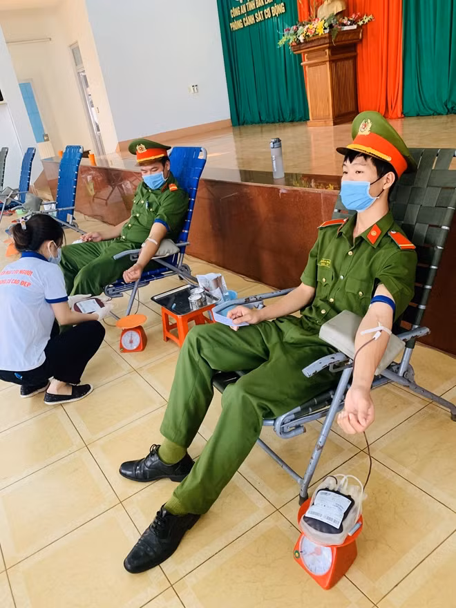 Đoàn viên thanh niên Công an tỉnh Đắk Lắk tích cực tham gia hiến máu nhân đạo.