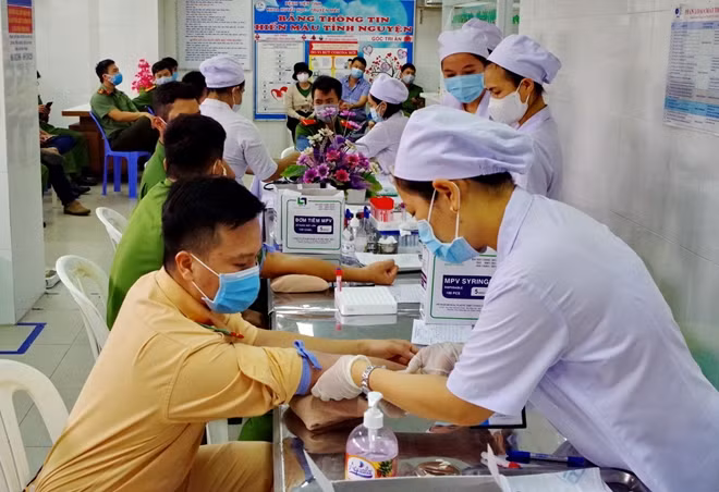 Lượng máu của đoàn viên thanh niên CAND góp phần làm vơi đi nỗi lo thiếu máu dự trữ trong mùa dịch COVID-19.