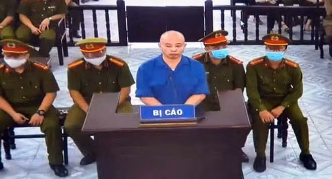 Bị cáo Đường nghe tuyên án.